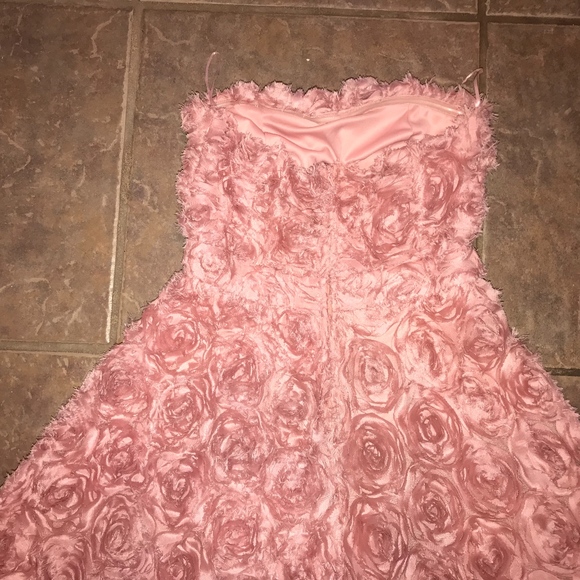 A 3D flower pink dress - Picture 3 of 3